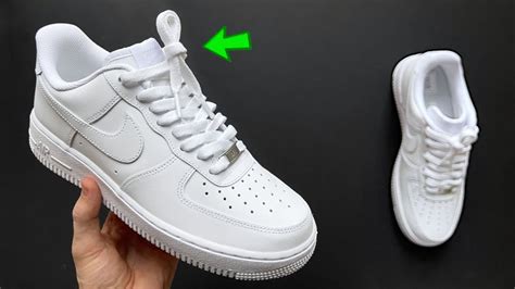 WIE MAN NIKE AIR FORCE 1 LOW STANDARD SCHNÜRT 